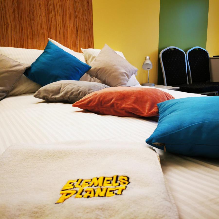 Elemels Planet Bed & Breakfast อุสทรอน ภายนอก รูปภาพ