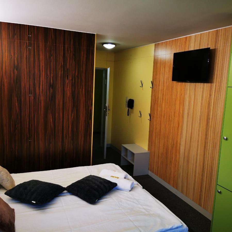 Elemels Planet Bed & Breakfast อุสทรอน ภายนอก รูปภาพ