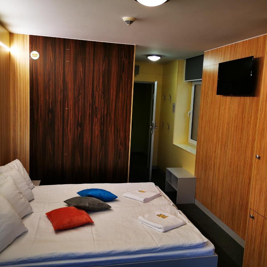 Elemels Planet Bed & Breakfast อุสทรอน ภายนอก รูปภาพ