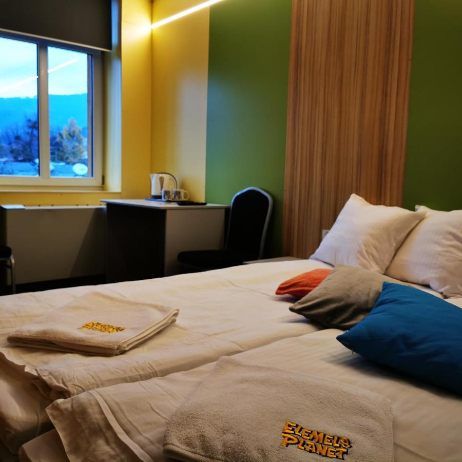 Elemels Planet Bed & Breakfast อุสทรอน ภายนอก รูปภาพ