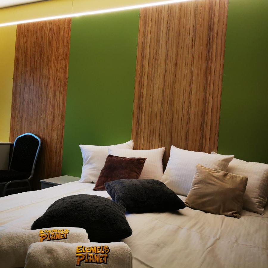 Elemels Planet Bed & Breakfast อุสทรอน ภายนอก รูปภาพ